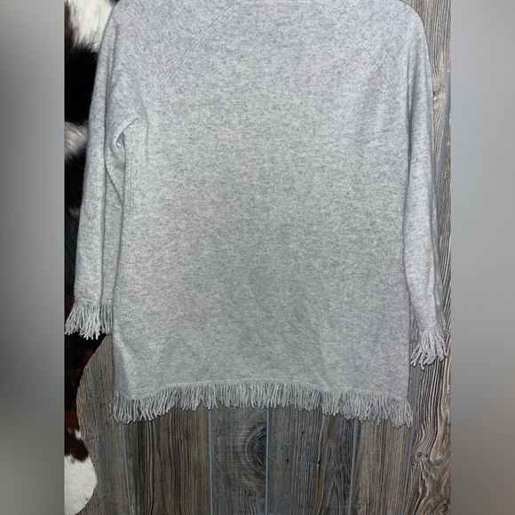 Project size small soft and cozy fray fringe hem blouse with 3/4 sleeves - Picture 5 of 5